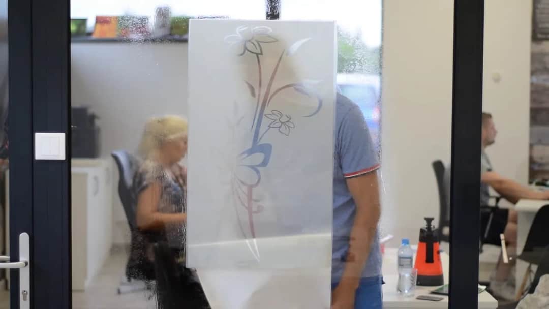 Jak przykleić naklejkę na okno bez pęcherzyków i frustracji?