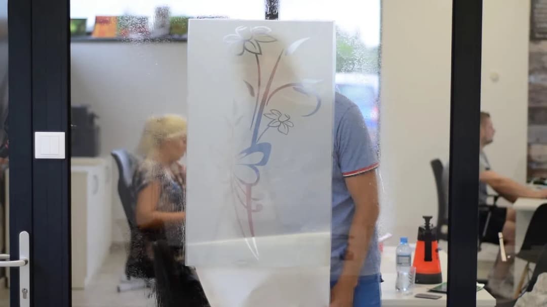 Jak przykleić naklejkę na okno bez pęcherzyków i frustracji?