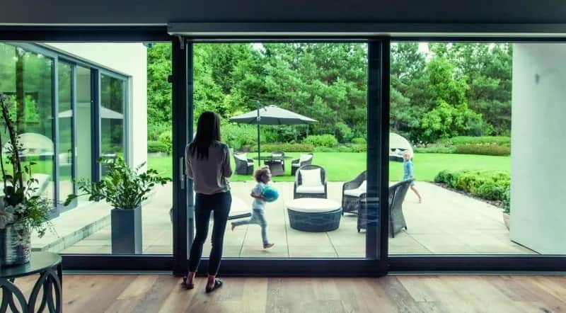 Jakie duże okna do domu: zalety, wady i jak je wybrać efektownie