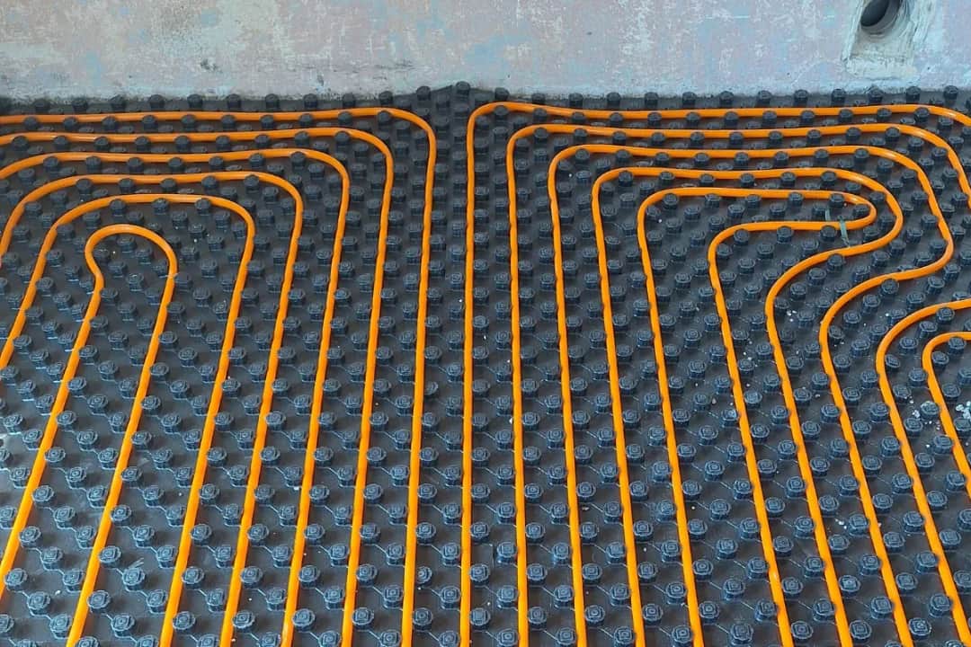 Ogrzewanie podłogowe czy grzejnik – co wybrać dla lepszego komfortu?