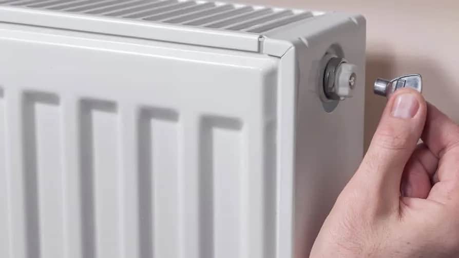 Ile wody w grzejniku panelowym? Poznaj pojemność i wpływ