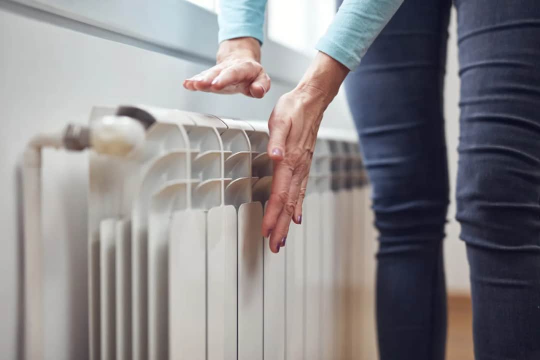 Dlaczego grzejnik jest zimny na dole? 5 przyczyn i rozwiązań
