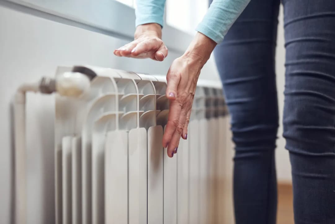 Dlaczego grzejnik jest zimny na dole? 5 przyczyn i rozwiązań