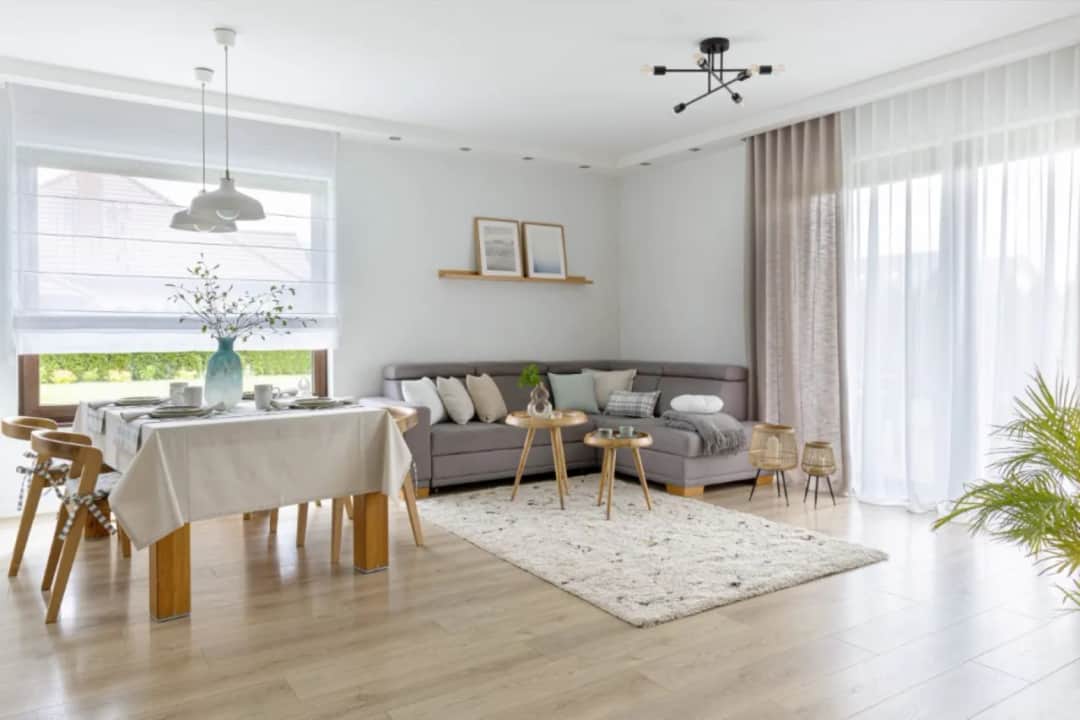 Co postawić na okno w salonie: 10 inspirujących pomysłów