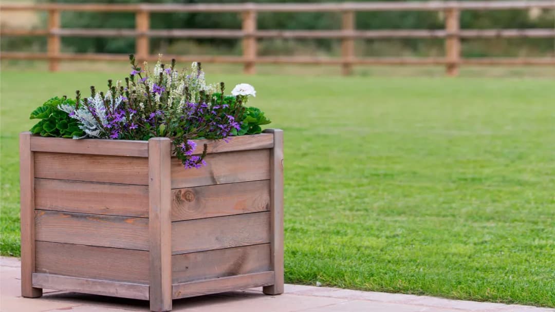Jak zrobić kwietnik z drewna do ogrodu: 8 prostych kroków