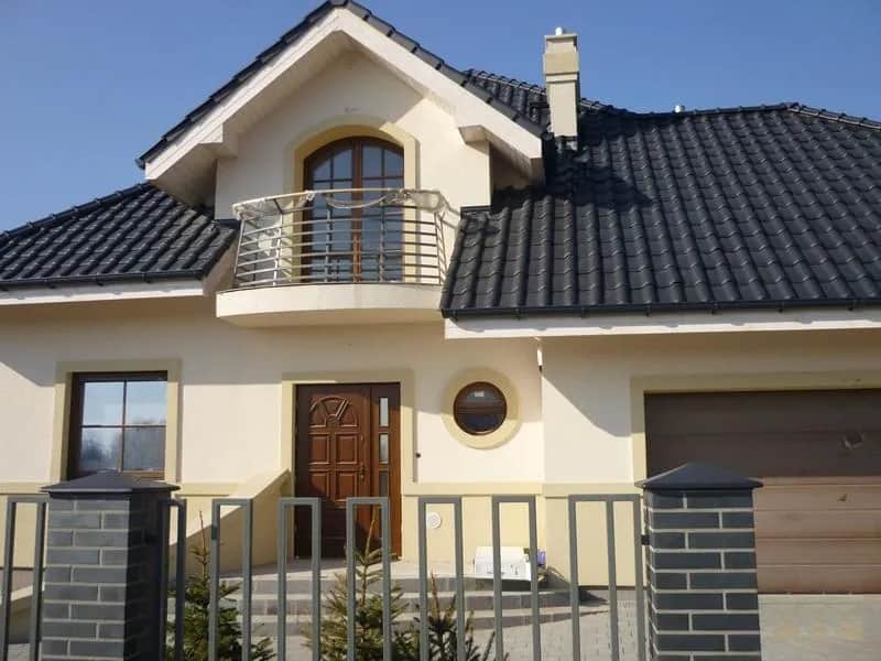 Jaki kolor elewacji do czarnego dachu i brązowych okien, by uniknąć błędów?