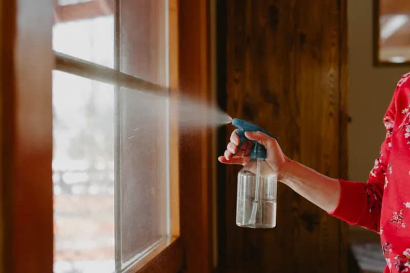 Jak umyć okna wodą z octem i uniknąć smug na szybach