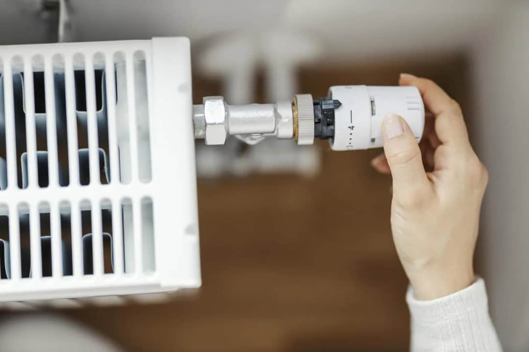 Jak ustawić grzejnik w bloku, by uniknąć zimna i oszczędzić na ogrzewaniu
