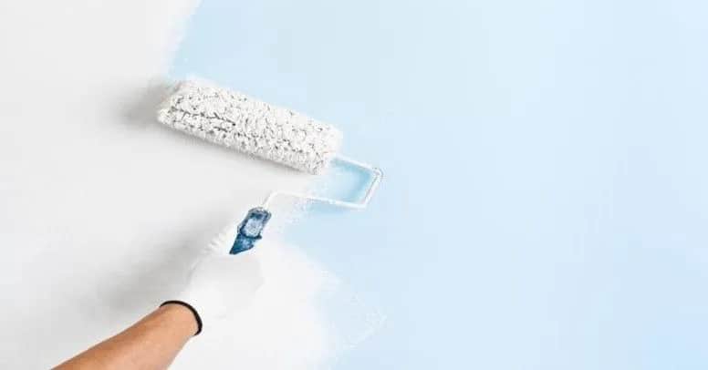 Malowanie sufitu równolegle czy prostopadle do okna - klucz do perfekcji