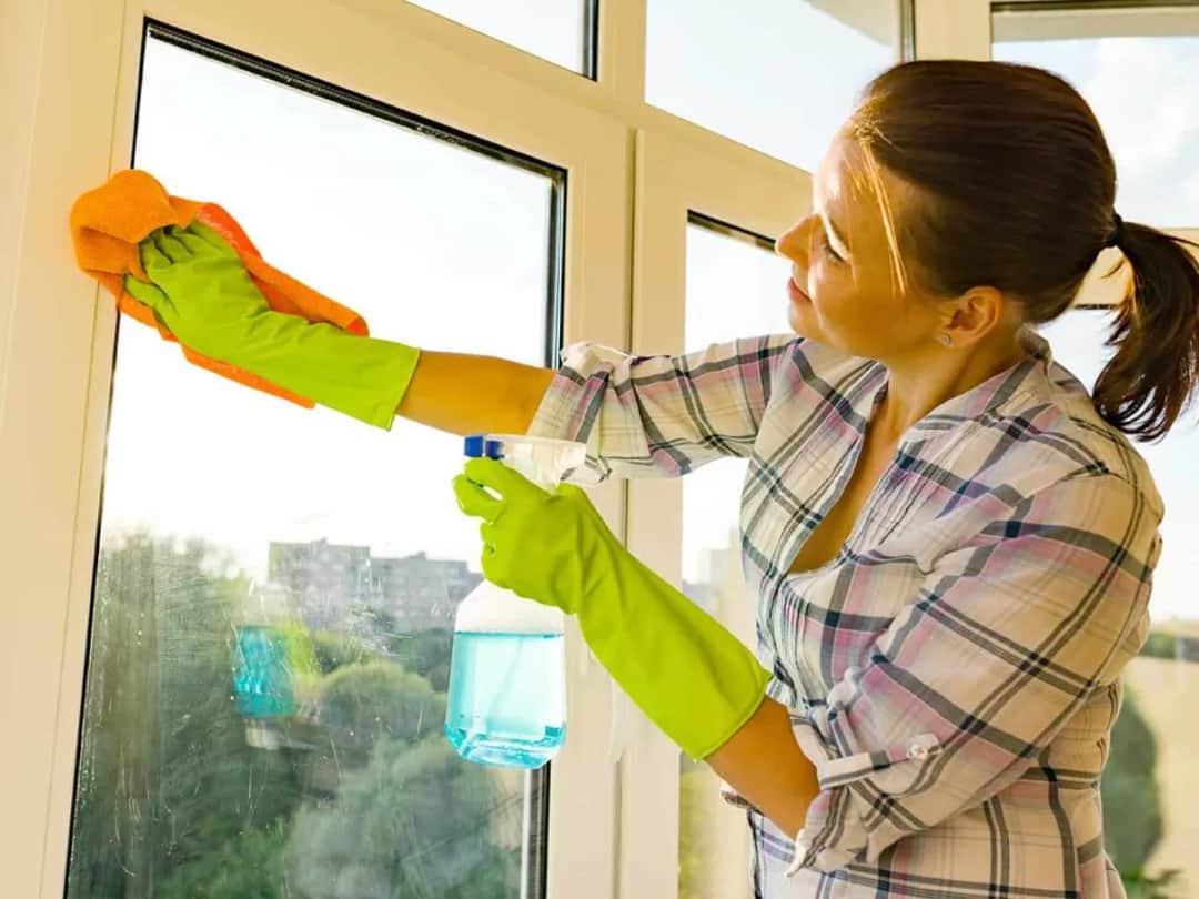 Skuteczne metody czyszczenia ram okiennych – wybierz najlepsze środki