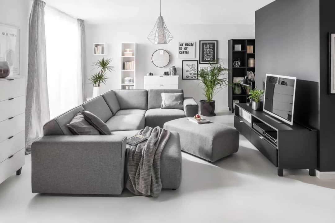 Jak urządzić salon w szarościach, by uniknąć zimnej atmosfery?