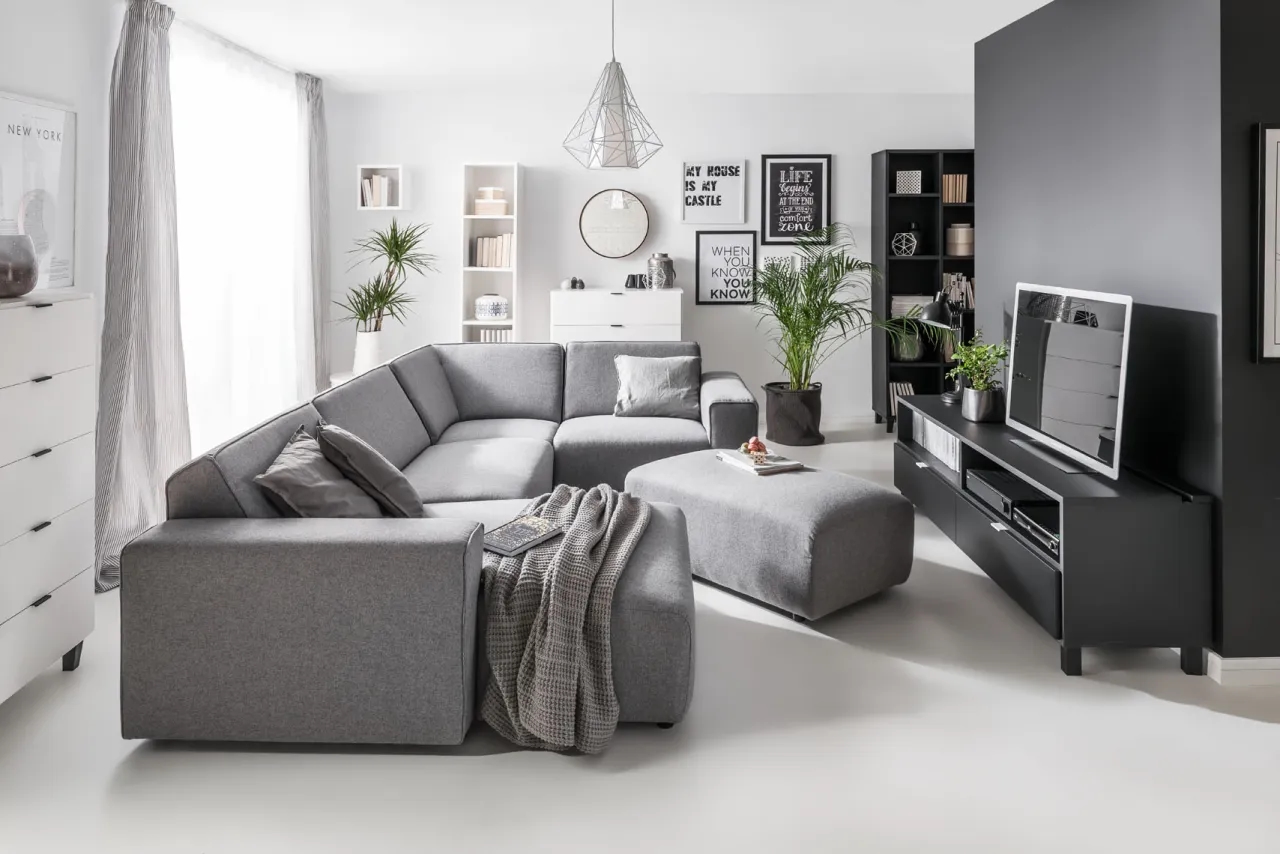 Jak urządzić salon w szarościach, by uniknąć zimnej atmosfery?