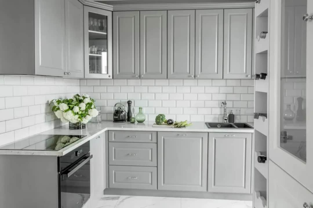 Jakie meble do małej kuchni: 5 rozwiązań, które zaoszczędzą przestrzeń