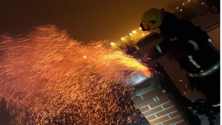 Co robić, gdy pali się sadza w kominie? Skuteczne metody działania