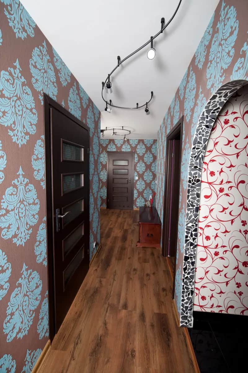 Czym wykończyć ściany w przedpokoju? 8 pomysłów na efekt wow